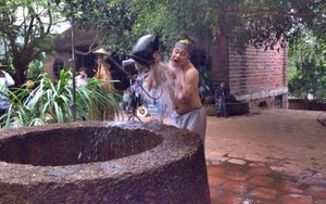 Tự Long 'cởi hết' trong phim hài Tết